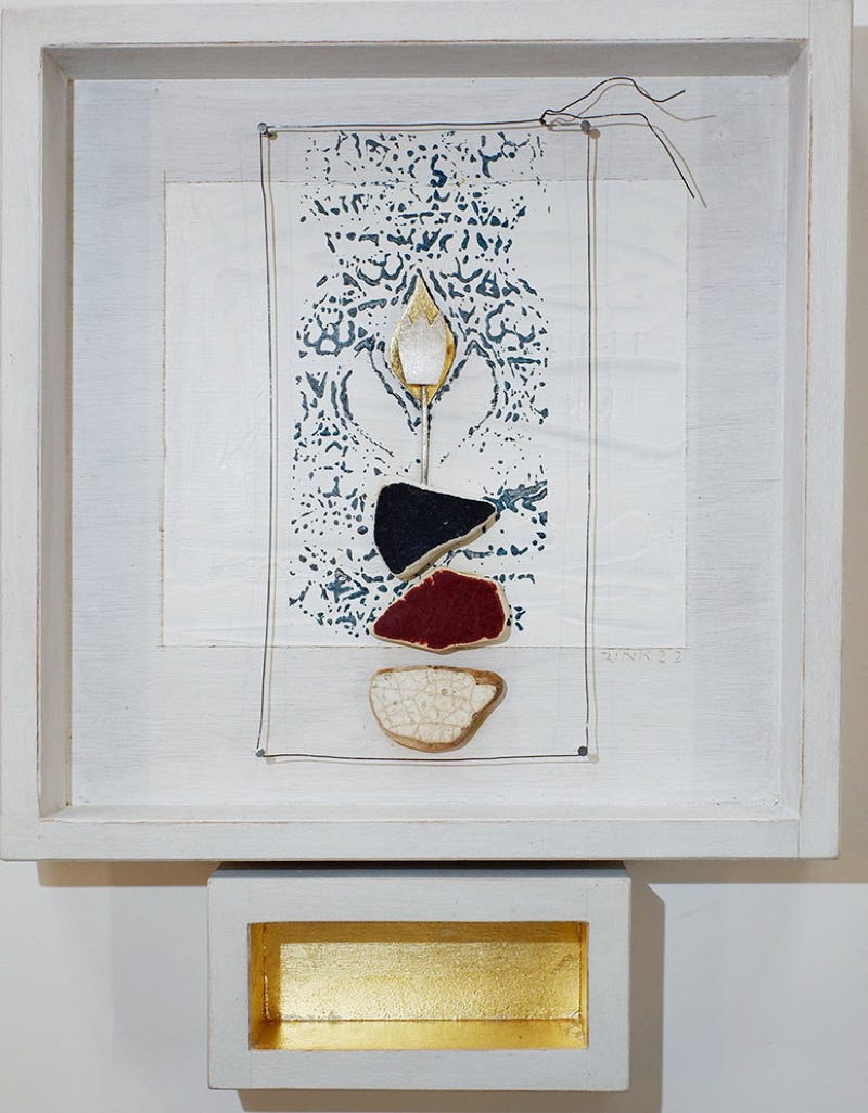 In einem Holzrahmen sind Steine, Edelsteine und eine Muster abgebildet.