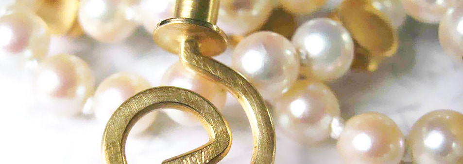 Perlenkette mit typischem Rinkschmuck Verschluss