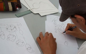 Student zeichnet ein geplantes Schmuckobjekt